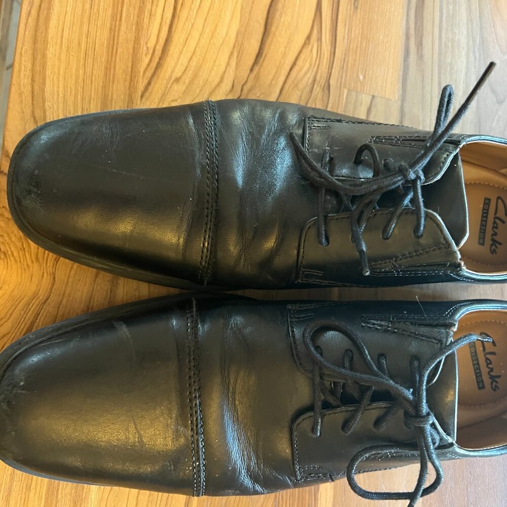 Men's 9M Clarks Dress Shoes